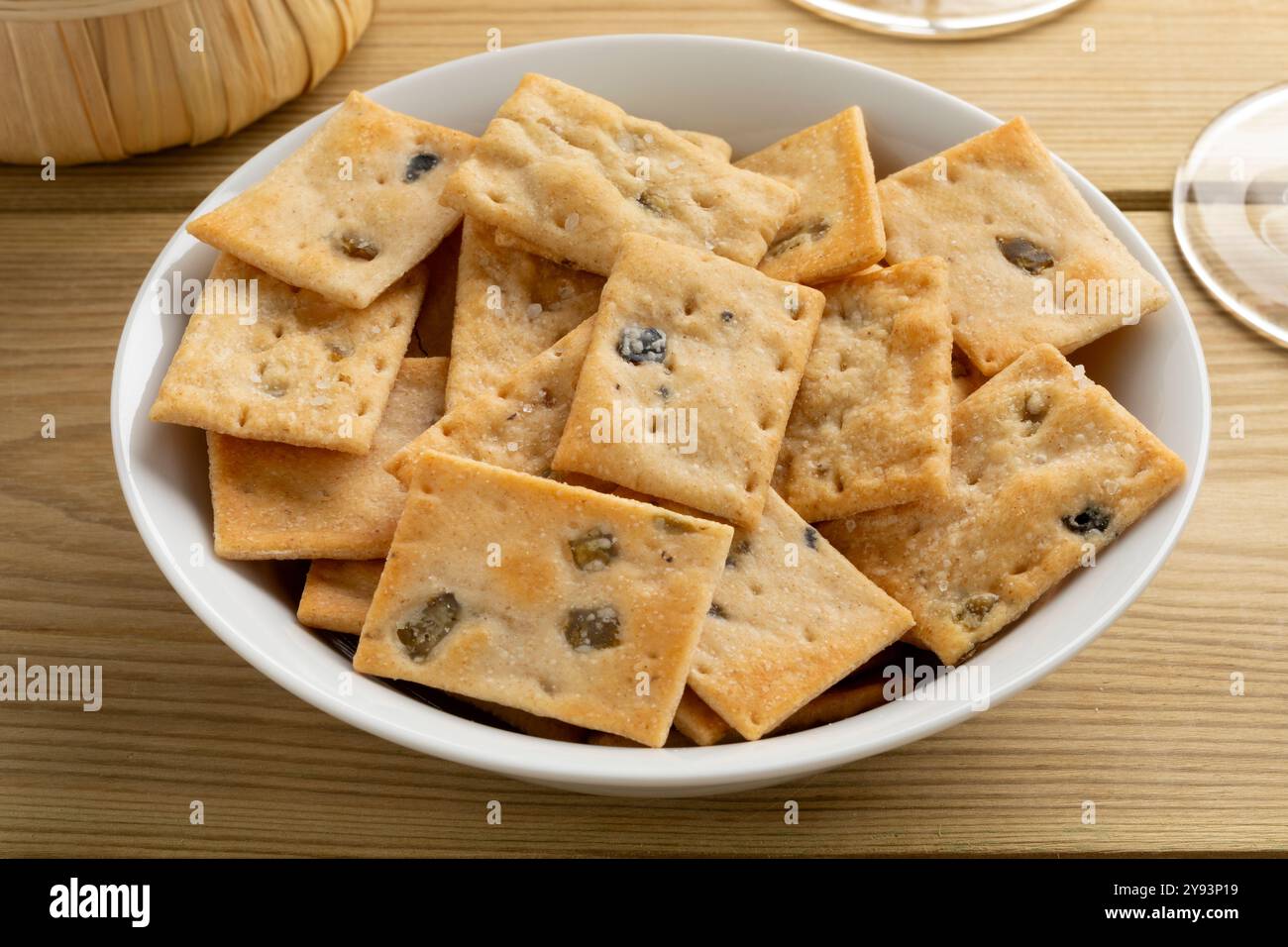 Schüssel mit traditionellen italienischen Oliven-Scracchi ganz oben auf dem Tisch Stockfoto