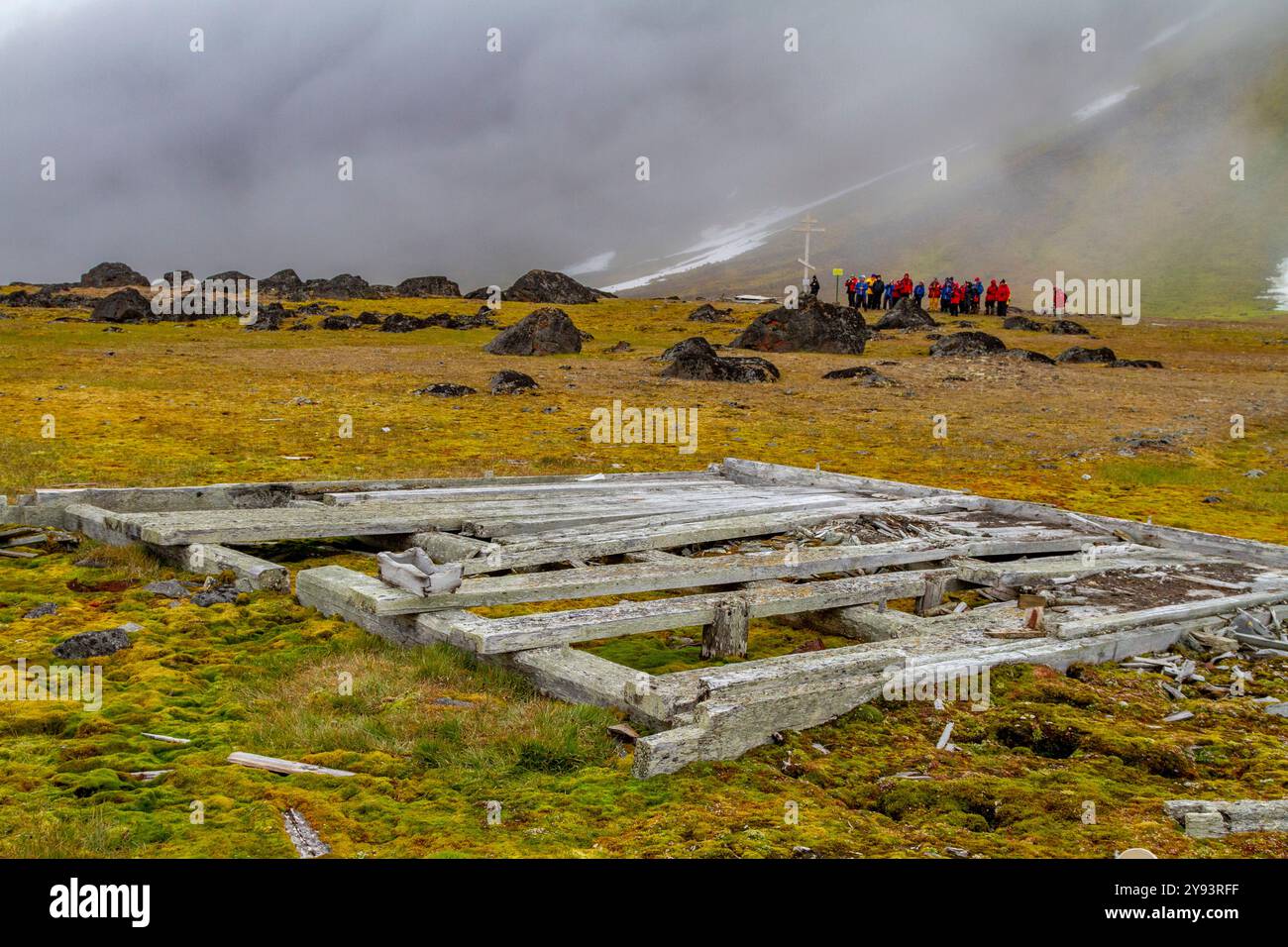 Lindblad Expeditions Gäste erkunden Kap Flora auf Northbrook Island in Franz-Josef-Land, Russland, Arktischen Ozean, Eurasien Stockfoto