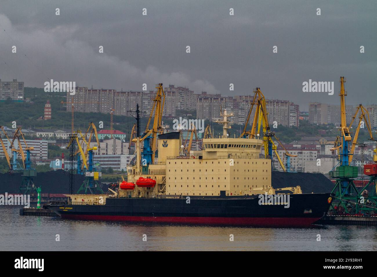 Ein Blick auf die industrielle und militarisierte russische Hafenstadt Murmansk am Nordufer der Kola-Halbinsel, Oblast Murmansk, Russland, Arktis Stockfoto