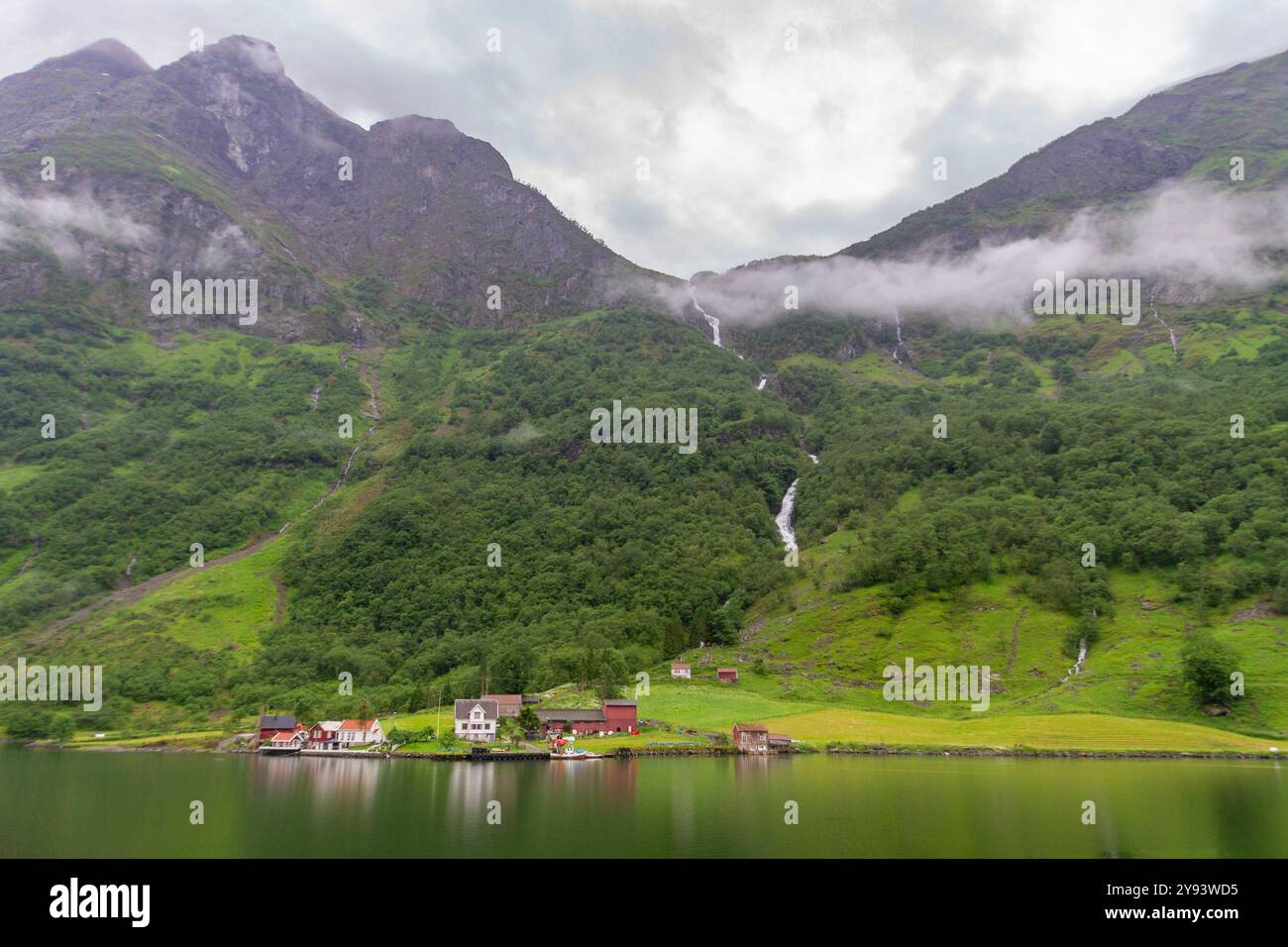Blick auf den Aurlandsfjord, einen Arm des Sognefjords, den größten Fjord in ganz Norwegen, Vestland, Norwegen, Skandinavien und Europa Stockfoto