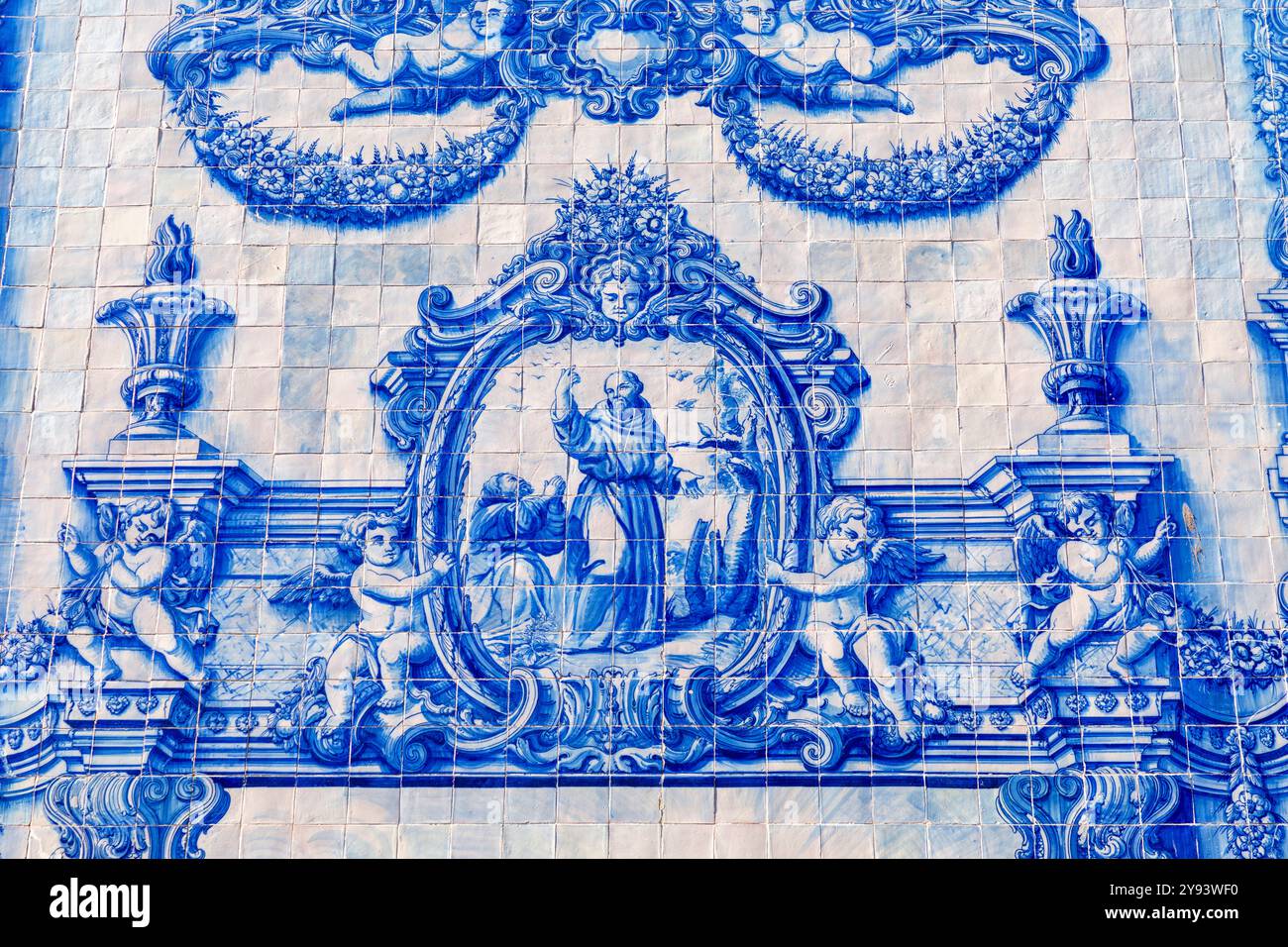 Blaue Fliesen (Azulejos) auf der Außenseite der Kapelle Santa Catarina (Kapelle der Seelen), UNESCO-Weltkulturerbe, Porto, Norte, Portugal, Europa Stockfoto