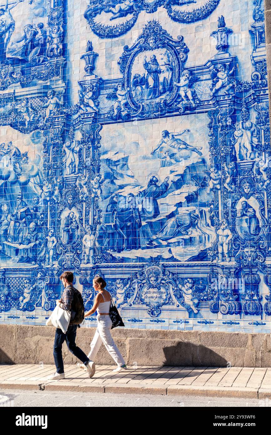 Blaue Fliesen (Azulejos) auf der Außenseite der Kapelle Santa Catarina (Kapelle der Seelen), UNESCO-Weltkulturerbe, Porto, Norte, Portugal, Europa Stockfoto