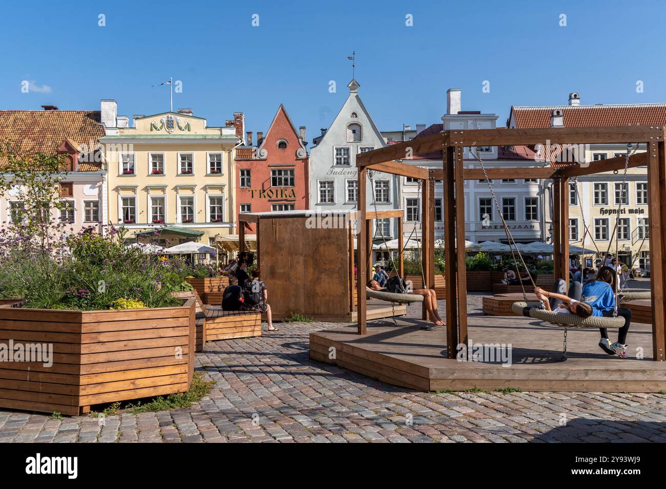 Blick auf alte historische und traditionelle Gebäude und Besucher der Altstadt, UNESCO-Weltkulturerbe, im Zentrum von Tallinn, Estland, Europa Stockfoto