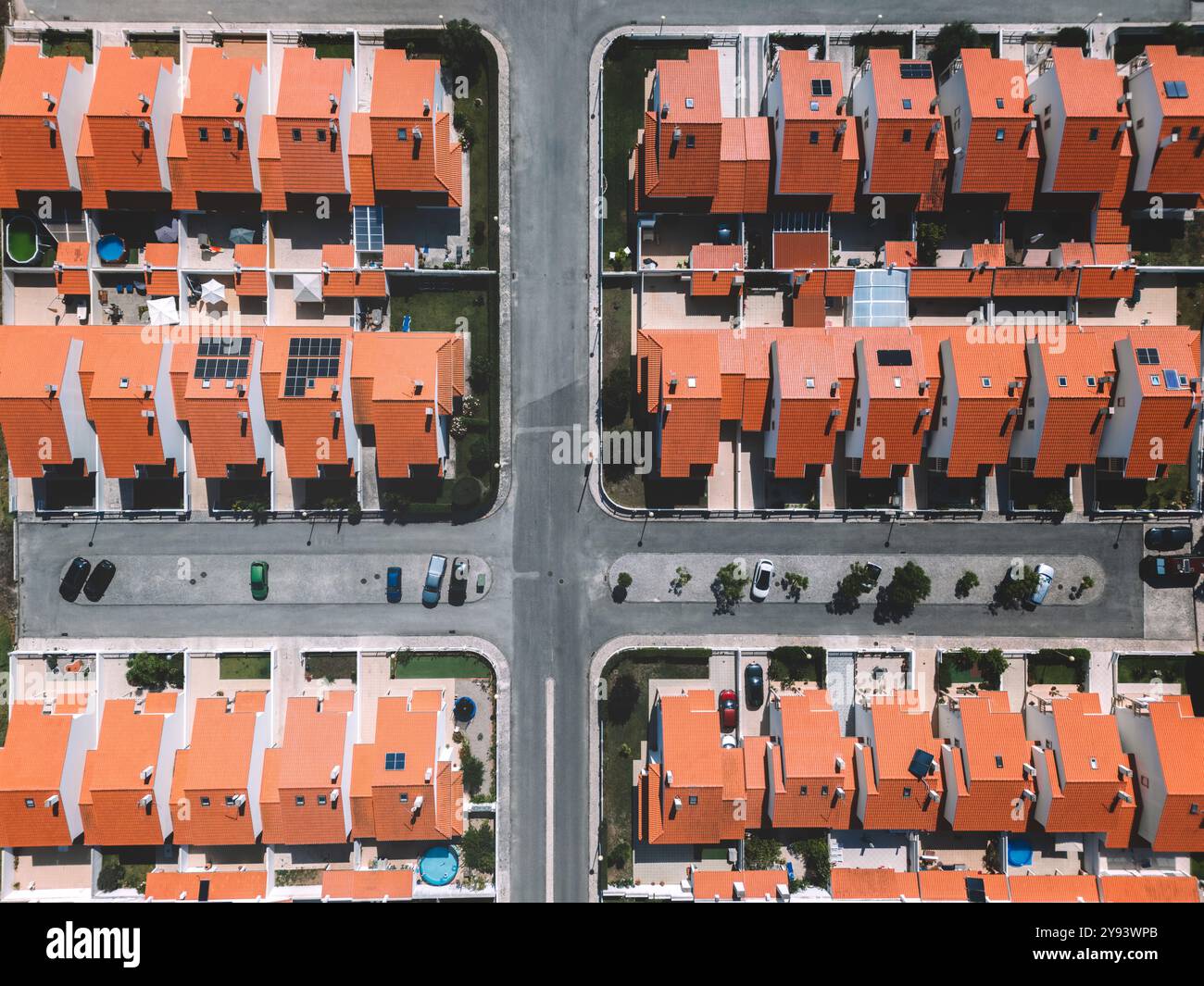Luftdrohnenaufnahme mit einem gut geplanten Vorortgebiet mit rot gekachelten Häusern und organisierten Straßen, Portugal, Europa Stockfoto