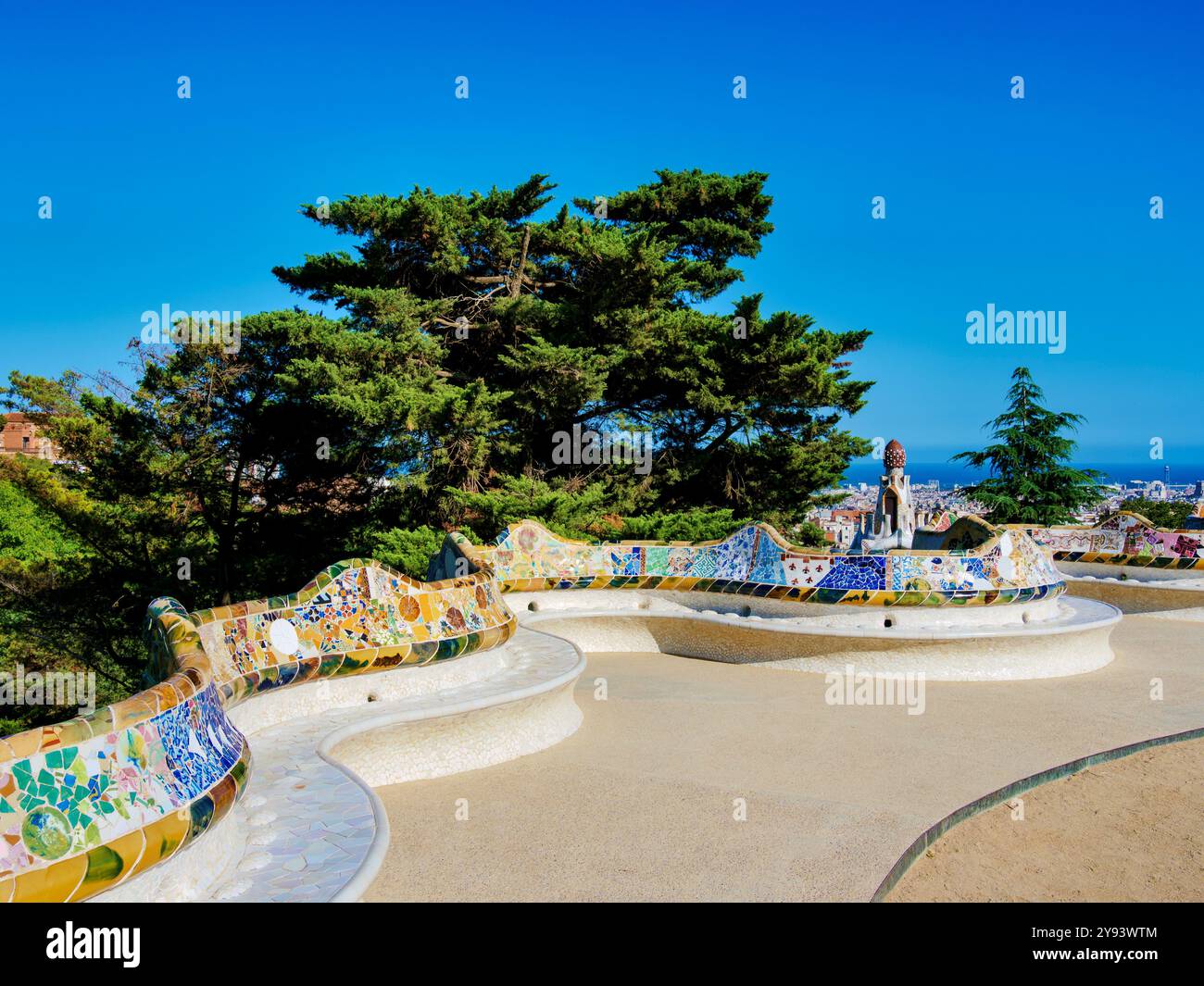 Serpentinenbank mit Mosaik auf der Hauptterrasse, Park Güell, UNESCO-Weltkulturerbe, Barcelona, Katalonien, Spanien, Europa Stockfoto