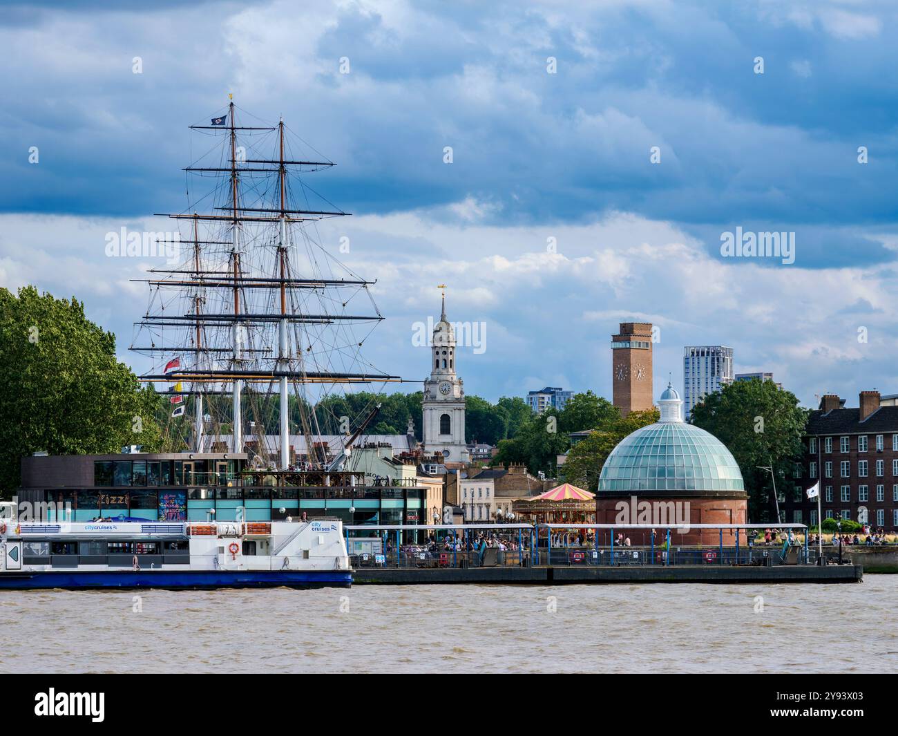 Blick über die Themse in Richtung Cutty Sark British Clipper Ship und St. Alfege Church in Greenwich, London, England, Großbritannien, Europa Stockfoto