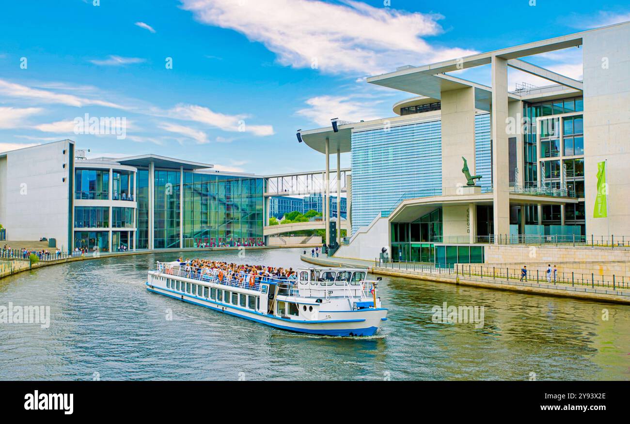 Ein Ausflugsboot auf der Spree vorbei an der Bibliothek des Deutschen Parlaments auf der rechten Seite in der Nähe des Reichstagsgebäudes, Berlin, Deutschland, Europa Stockfoto