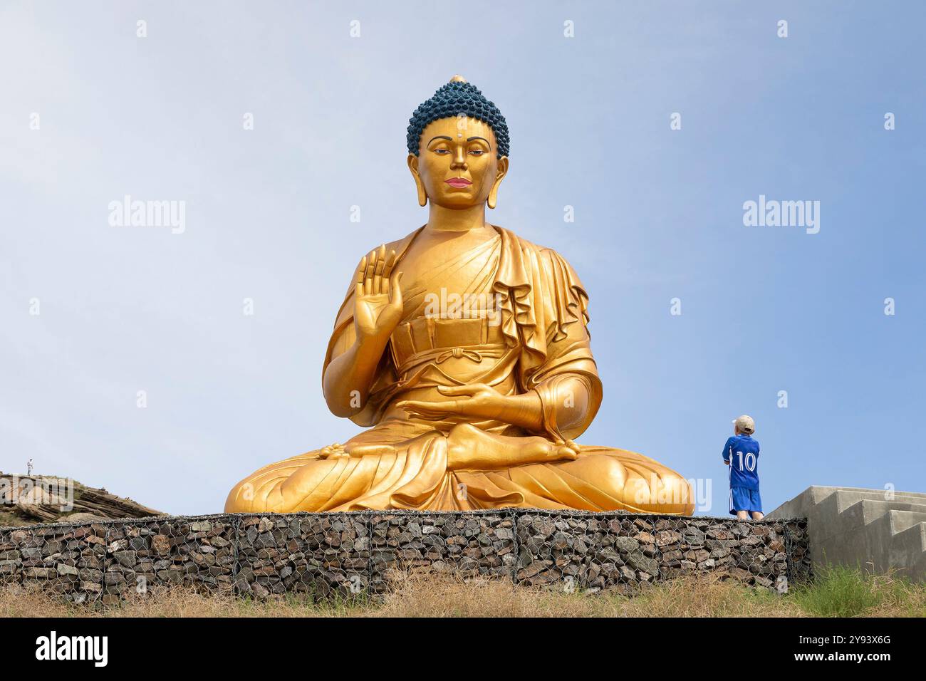Ein kleiner Junge schaut sich eine Buddha-Statue an. Kyzyl. Republik Tuva. Russland Stockfoto