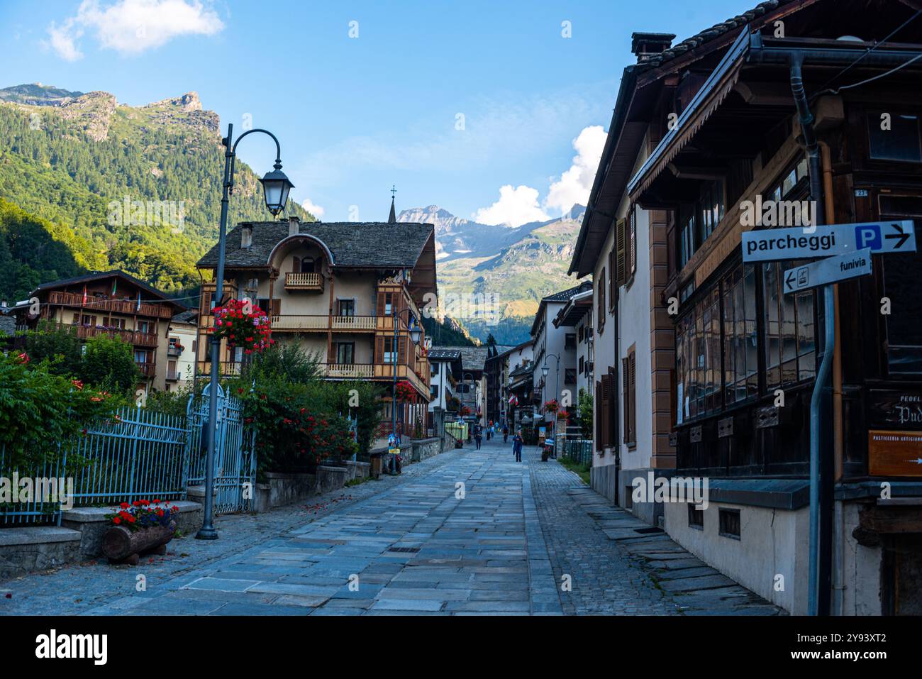 Hauptmarktstraße des ländlichen Alpendorfes mit traditioneller Architektur, Alagna Valsesia, UNESCO, Provinz Vercelli, Piemont, Italienische Alpen, Italien Stockfoto