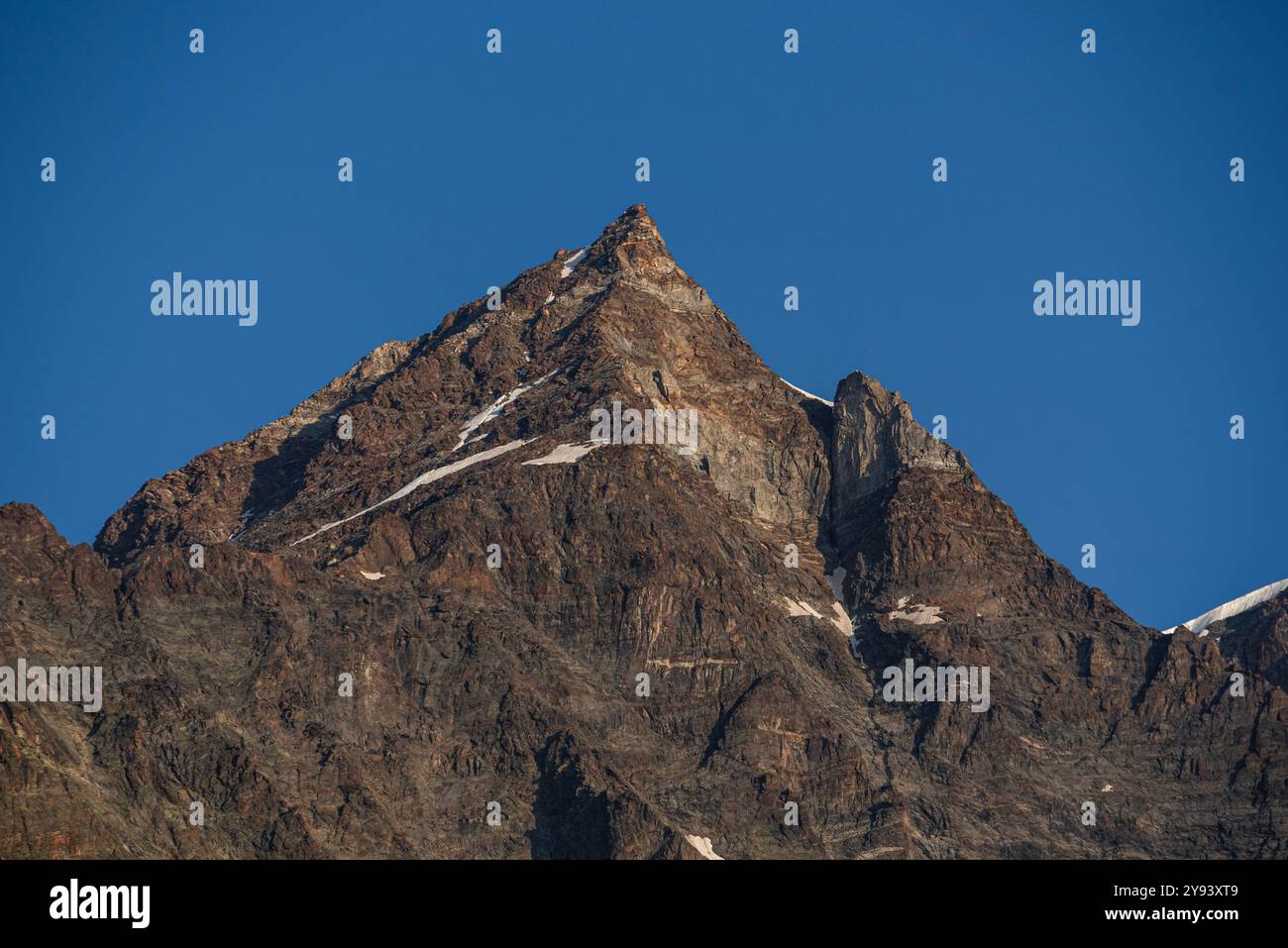 Nahaufnahme des zerklüfteten Gipfels der Dufourspitze, Monte Rosa, vor blauem Himmel, Naturpark Valsesia und das Hochtal Strona, Piemont, italienische Alpen Stockfoto