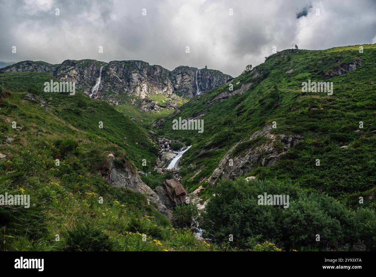 Der Naturpark Valsesia und die alpine Berglandschaft des Hochtales Strona in der Nähe von Alagna Valsesia, Piemont, italienische Alpen, Italien, Europa Stockfoto