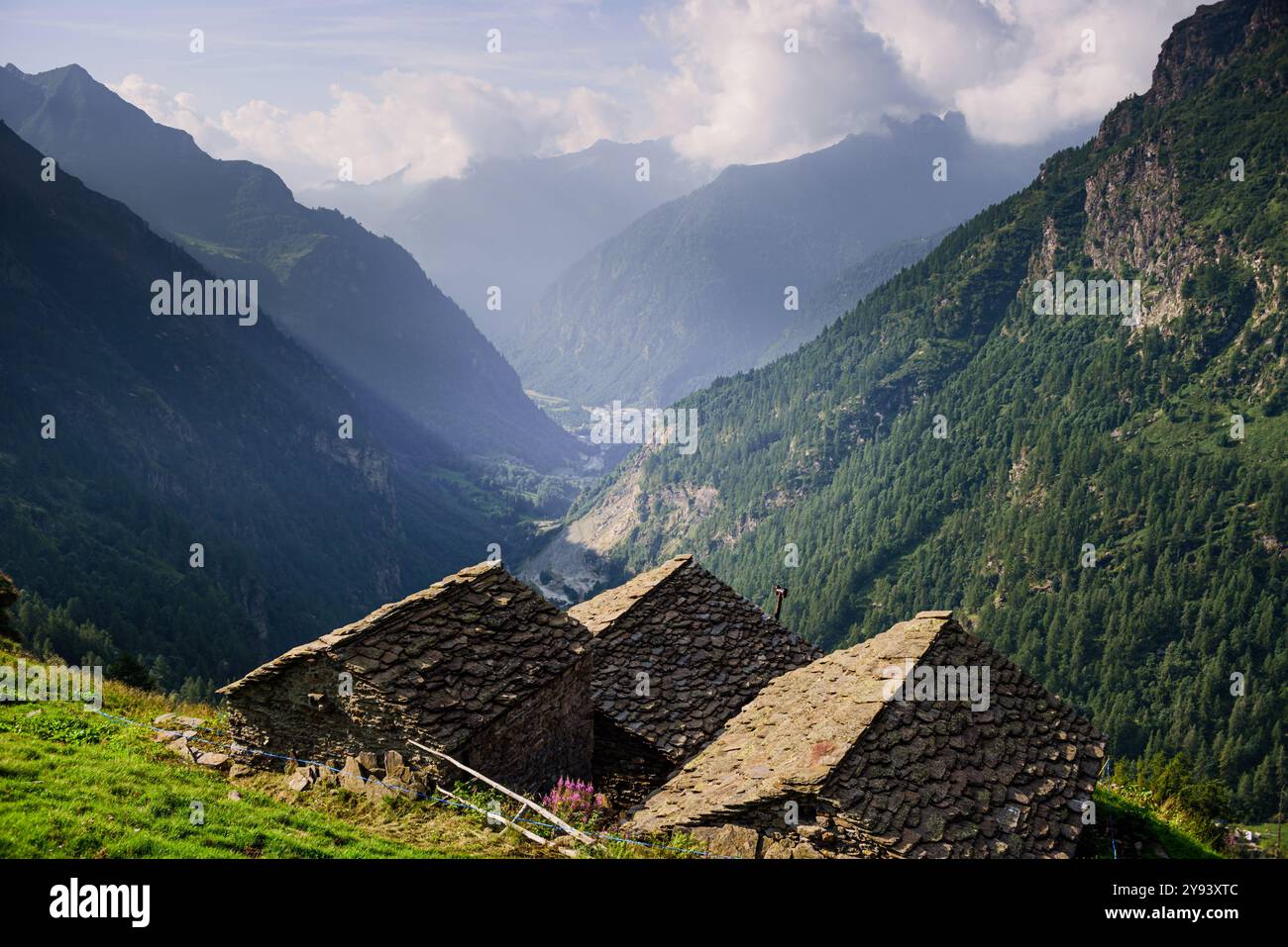 Naturpark Valsesia und das Hochtal Strona mit Blick über das Tal mit Steindächern traditioneller Hütten im Vordergrund, Piemont Stockfoto