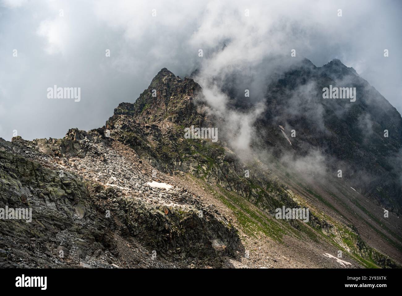 Sehen Sie einen langen, schroffen Bergpass von Colle del Turlo, Vercelli, Piemont, italienische Alpen, Italien, Europa Stockfoto