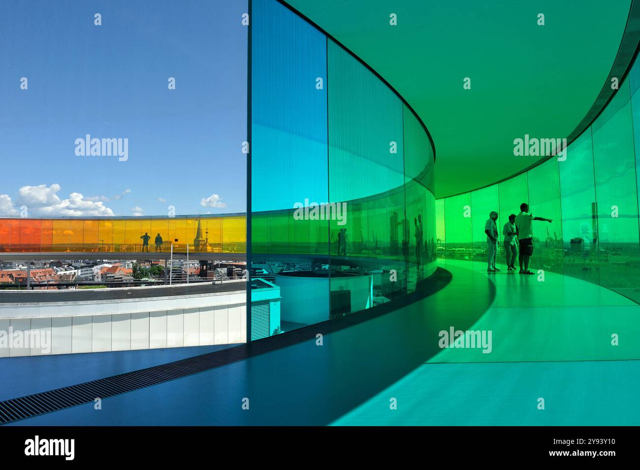 Die Installation Your Rainbow Panorama von Olafur Eliasson, einem Dänisch-isländischen Künstler, auf dem ARoS Aarhus Kunstmuseum, Aarhus, Jütland, Dänemark Stockfoto