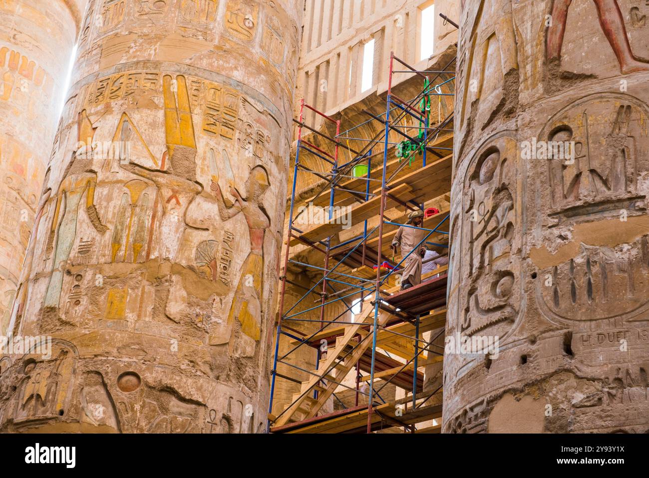 Konservierungsarbeiten in der Großen Hypostilhalle im Bezirk Amon-Re, Karnak Tempelkomplex, UNESCO, Luxor, Ägypten, Nordafrika, Afrika Stockfoto