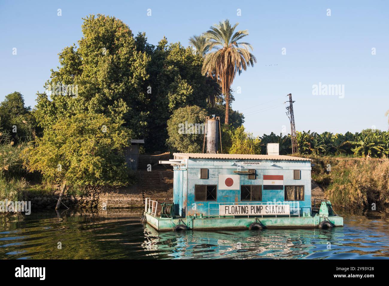 Pumpstation zur Versorgung landwirtschaftlicher Bewässerungskanäle, Nilufer bei Esna, Ägypten, Nordafrika, Afrika Stockfoto