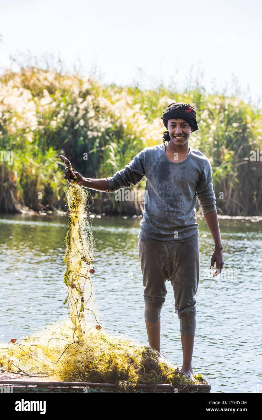 Netzfischer im Ruderboot, Dorf Ramadi, Westufer des Nils südlich von Edfu, Ägypten, Nordafrika, Afrika Stockfoto