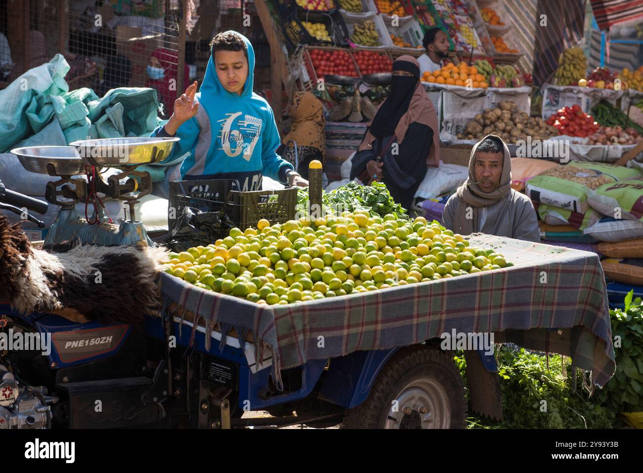 Zitronen zum Verkauf von einem Wagen auf dem Markt in Daraw, Ägypten, Nordafrika, Afrika Stockfoto