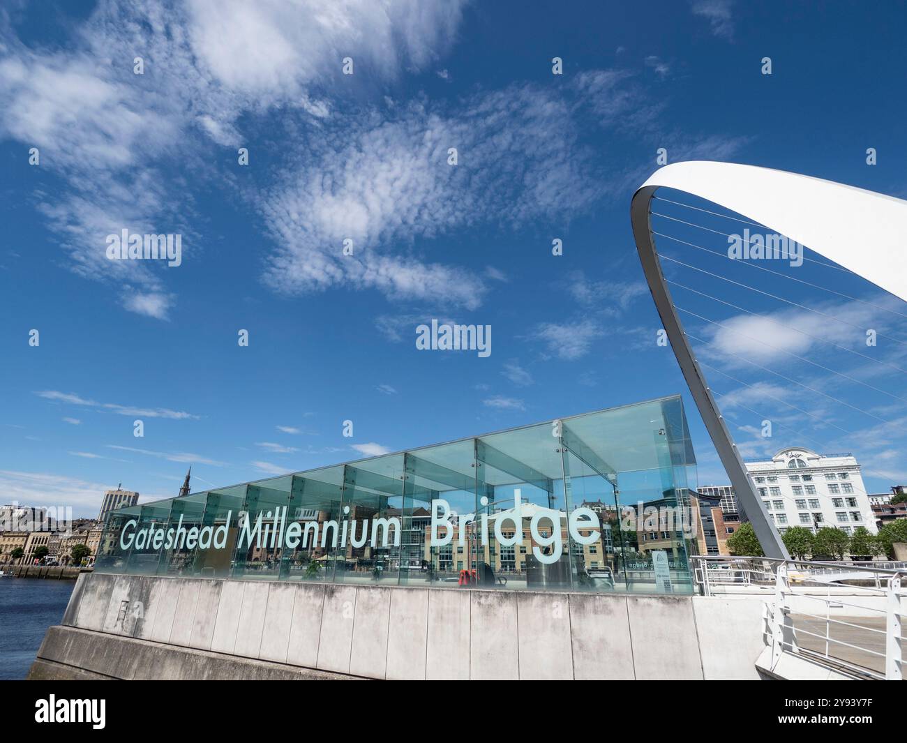 Millennium Bridge über den Fluss Tyne, Gateshead, Newcastle upon Tyne, Tyne and Wear, England, Vereinigtes Königreich, Europa Stockfoto
