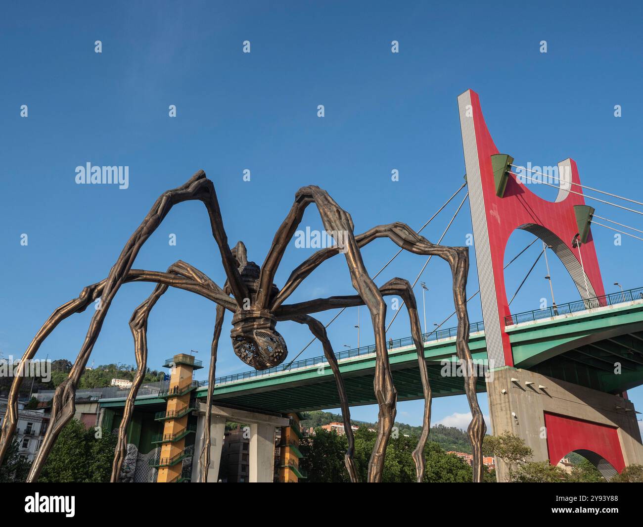 Maman, eine Spinnenskulptur von Louise Bourgeois, neben Red Arches an der La Salve Brücke, Bilbao, Baskenland, Spanien, Europa Stockfoto