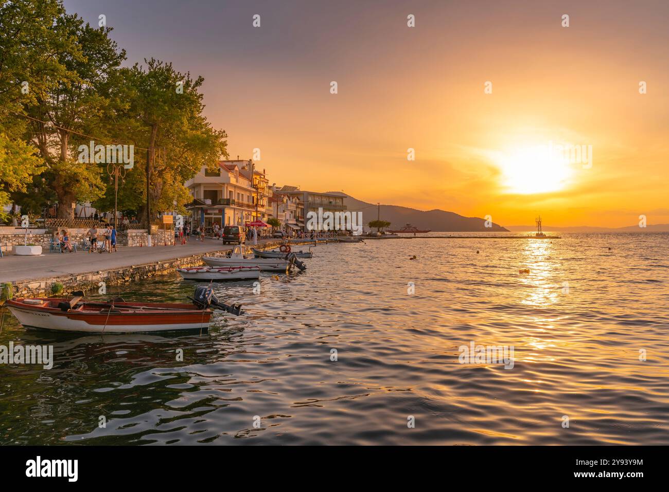 Blick auf Boote im alten Hafen von Thassos Stadt während der goldenen Stunde, Thassos, Ägäis, griechische Inseln, Griechenland, Europa Stockfoto