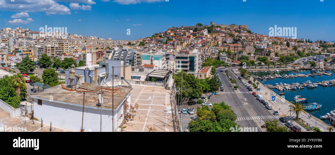 Blick über die Dächer von Aquädukt und Kavala Festung und Hafen von erhöhter Position, Dimos Kavalas, Ostmakedonien und Thrakien, Griechenland Stockfoto