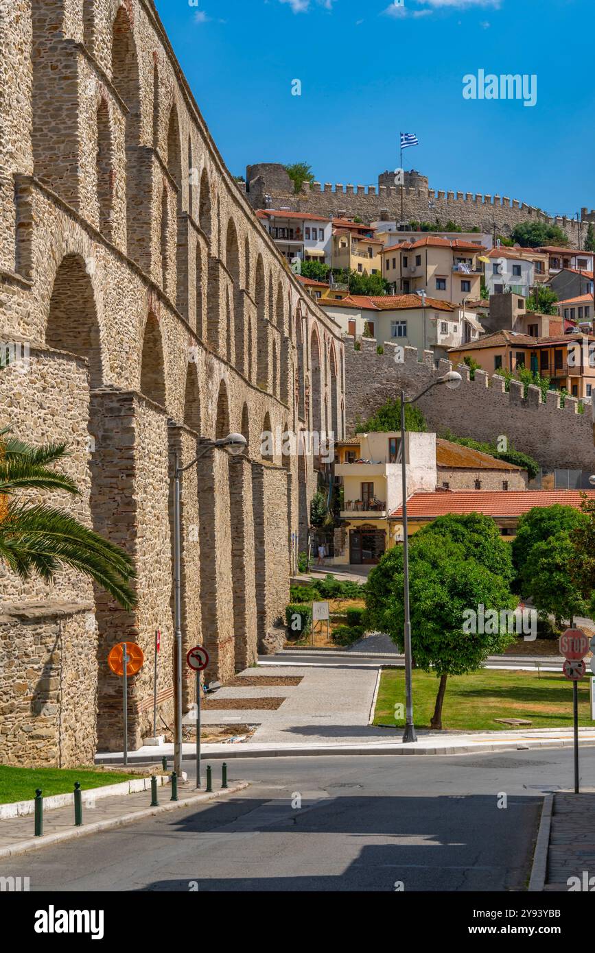 Blick auf das Aquädukt aus der osmanischen Ära und die Festung Kavala, Dimos Kavalas, Ostmakedonien und Thrakien, Golf von Thasos, Griechenland Stockfoto