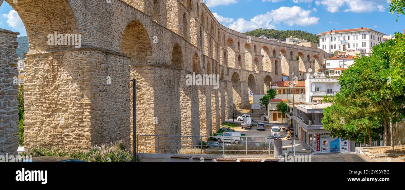 Blick auf das Aquädukt aus der osmanischen Ära, Dimos Kavalas, Ostmakedonien und Thrakien, den Golf von Thasos, den Golf von Kavala, das Thrakische Meer, Griechenland, Europa Stockfoto