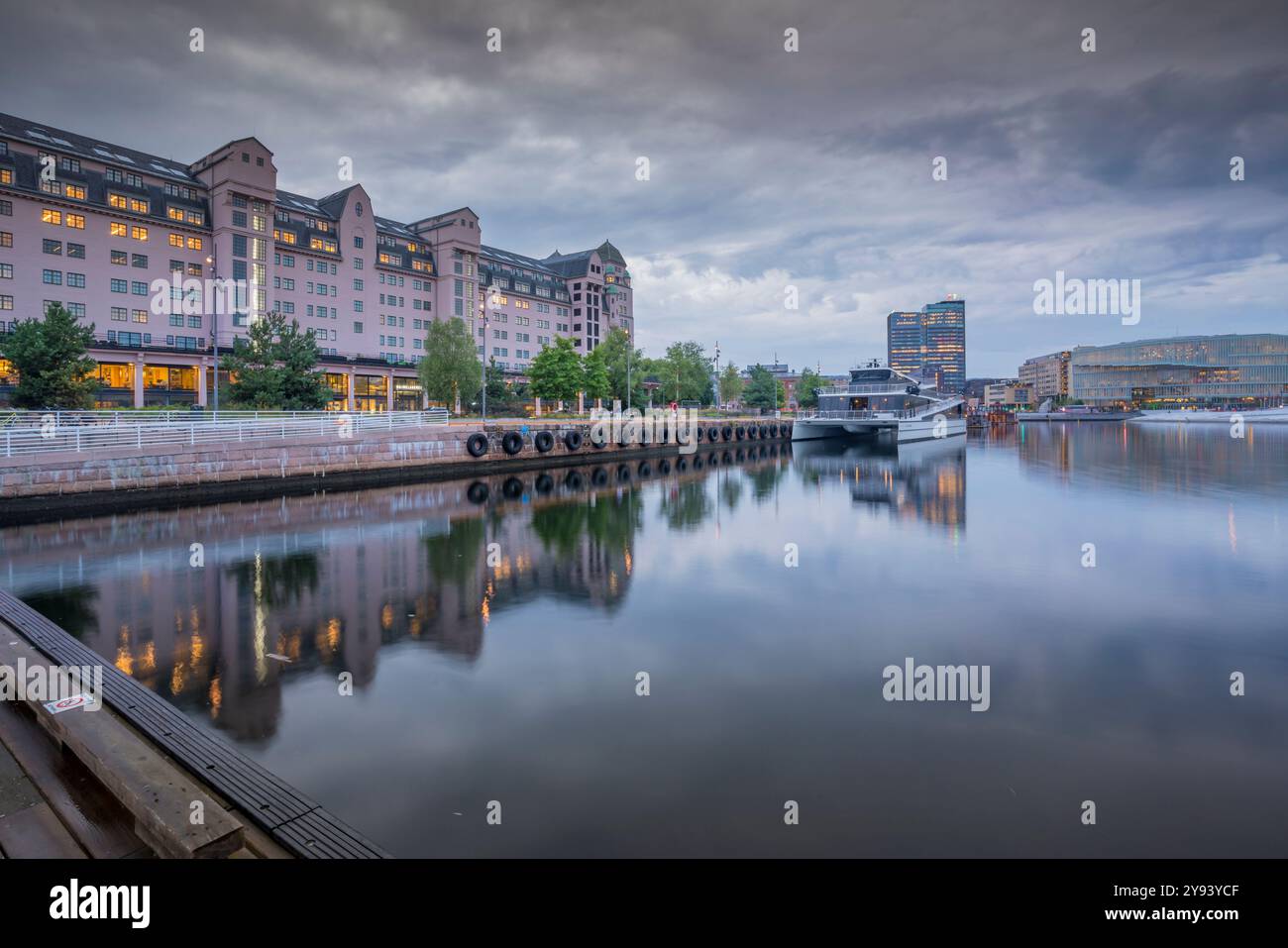 Blick auf die Architektur, die sich am bewölkten Abend im Hafen spiegelt, Oslo, Norwegen, Skandinavien, Europa Stockfoto