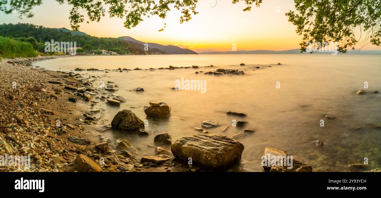 Blick auf Nisteri Beach bei Sonnenuntergang, Thassos Stadt, Thassos, Ägäis, griechische Inseln, Griechenland, Europa Stockfoto