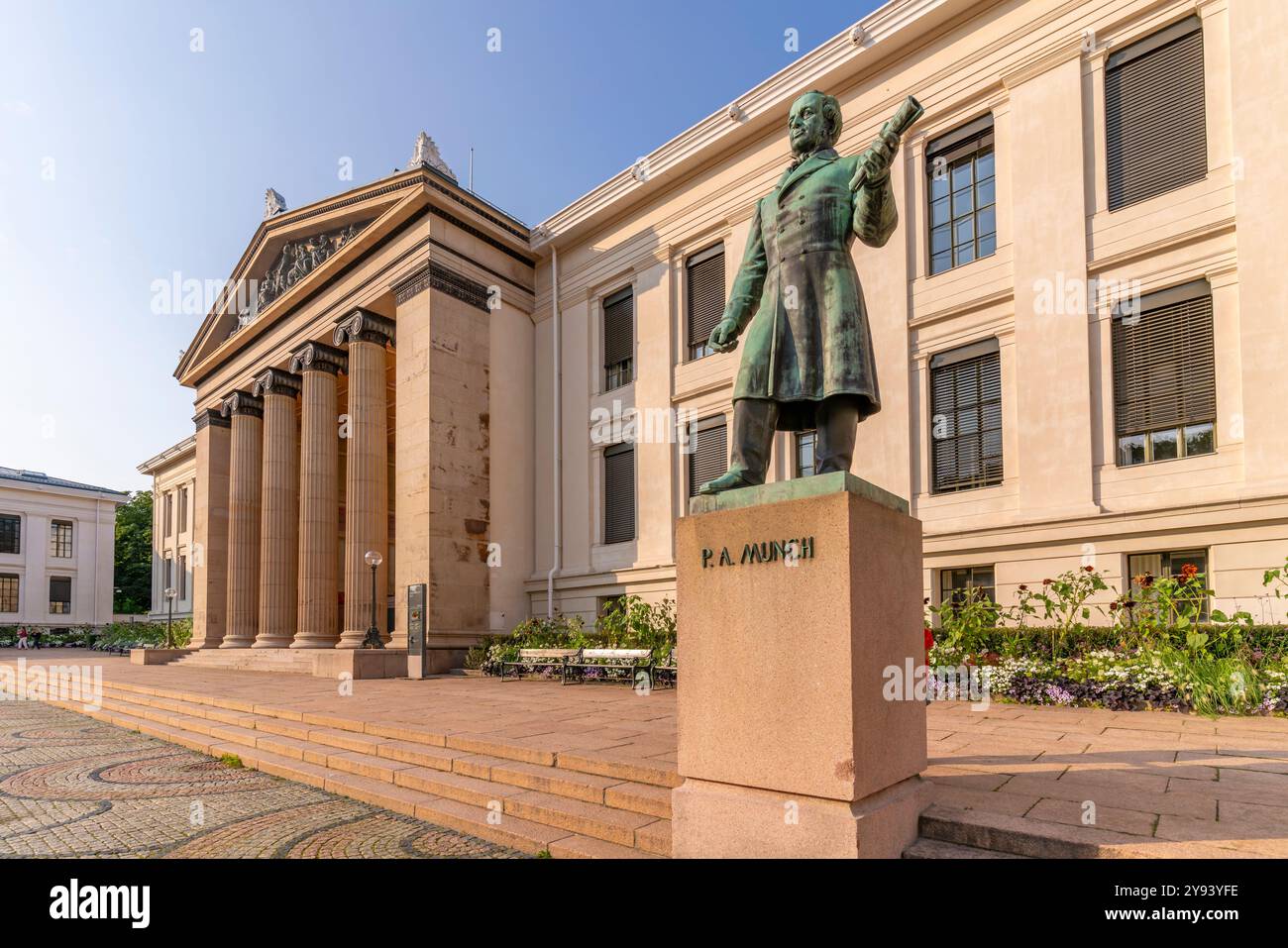 Blick auf Peter Andreas Munch Statue und Domus Media auf dem Universitätsplatz, Oslo, Norwegen, Skandinavien, Europa Stockfoto