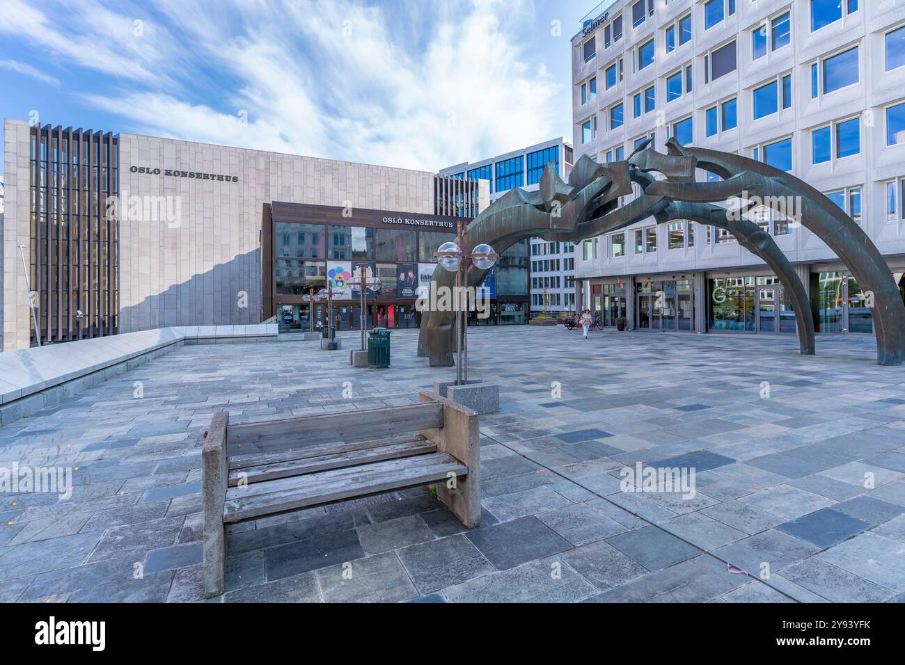 Blick auf die Oslo Konzerthalle und Turid Angell eng Skulptur in Johan Svendsens Plass, Oslo, Norwegen, Skandinavien, Europa Stockfoto