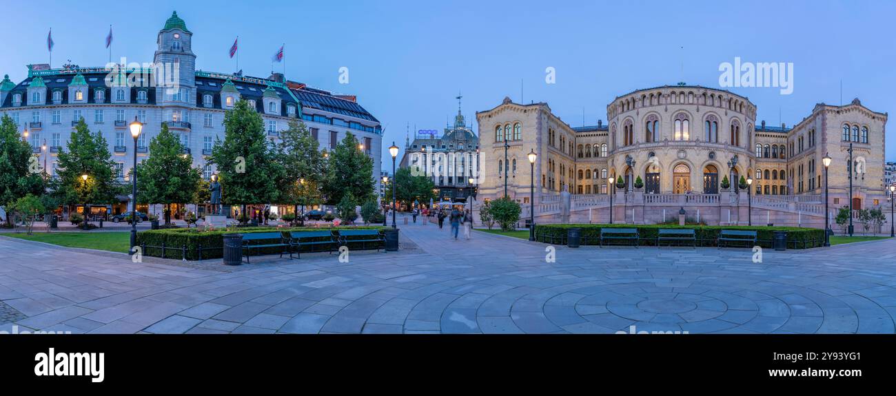 Blick auf das Grand Hotel und das norwegische Parlament von Eidsvolls Plass in der Abenddämmerung, Oslo, Norwegen, Skandinavien, Europa Stockfoto