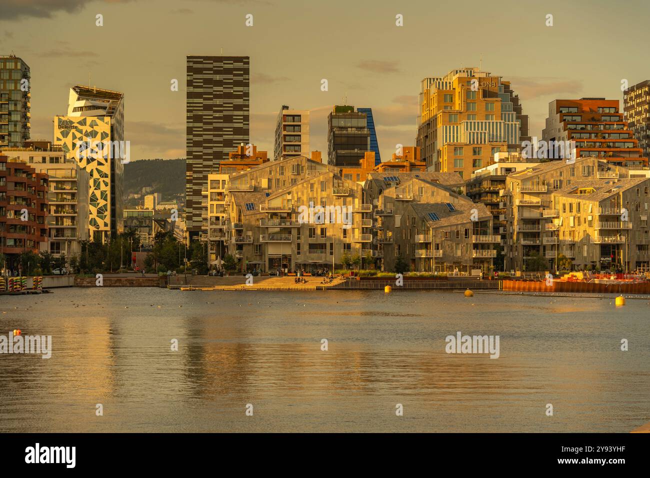 Blick auf den Barcode und die Skyline der Stadt während der goldenen Stunde, Oslo, Norwegen, Skandinavien, Europa Stockfoto