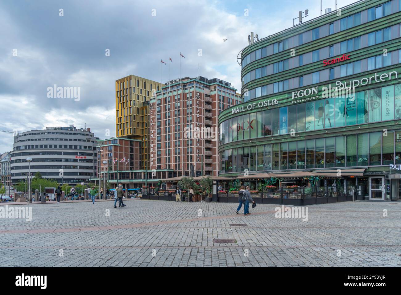 Blick auf Gebäude, Cafés und Restaurants in Jernbanetorget, Oslo, Norwegen, Skandinavien, Europa Stockfoto