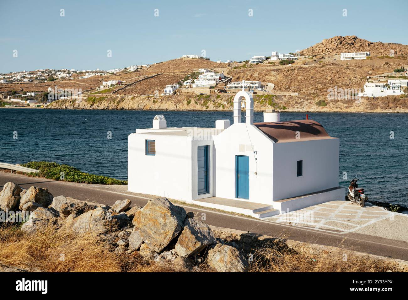 Äußere der Griechisch-orthodoxen Kirche, Mykonos, Kykladen, griechische Inseln, Griechenland, Europa Stockfoto