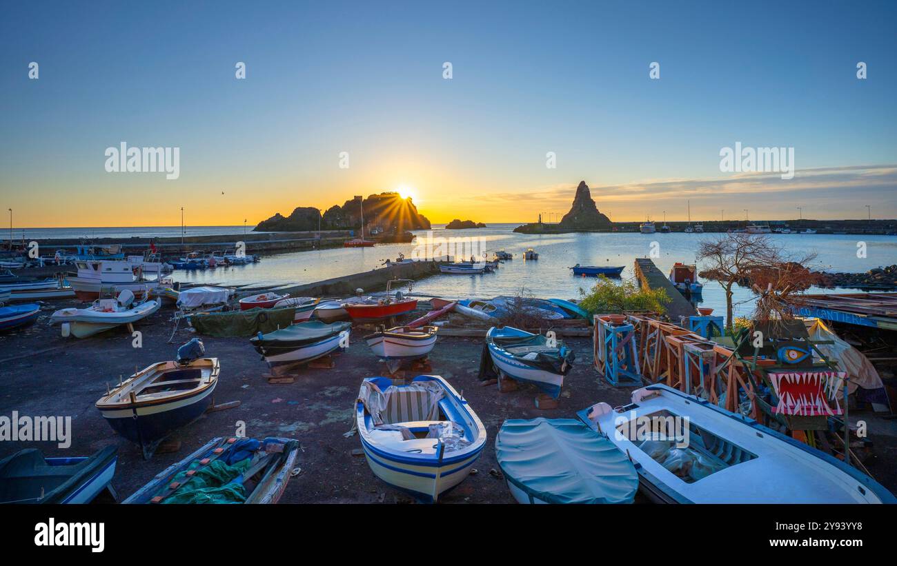 Port, Aci Trezza, Catania, Sizilien, Italien, Mittelmeerraum, Europa Stockfoto