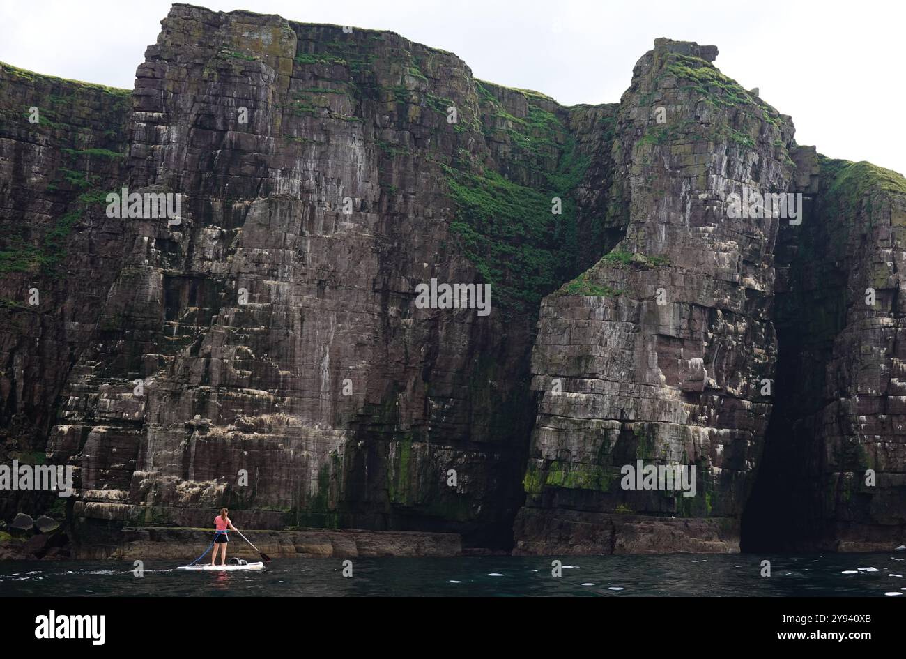 Paddler auf einem Stand-up-Paddle-Board (SUP) vor der äußersten Nordwestküste Schottlands und den Klippen von Handa Island, Sutherland, Highlands, Schottland, Unite Stockfoto