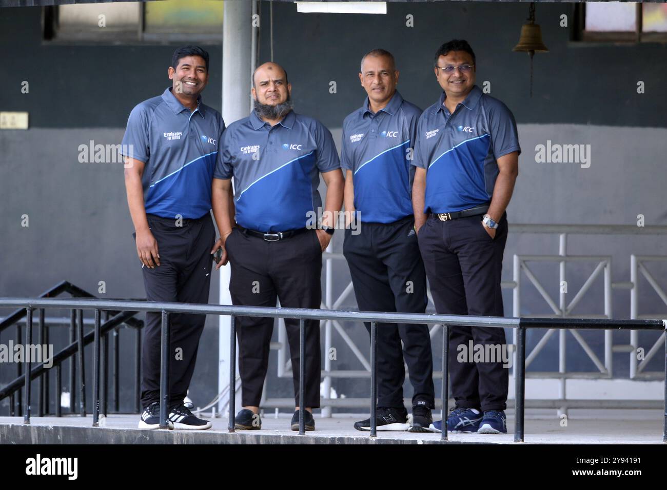 (Von links) Schiedsrichter Gazi Sohel, dritter Schiedsrichter Tanvir Ahmed, Schiedsrichter Masudur Rahman und Schiedsrichter Neeyamur Rashid während der Bangladesch One Day International (O Stockfoto