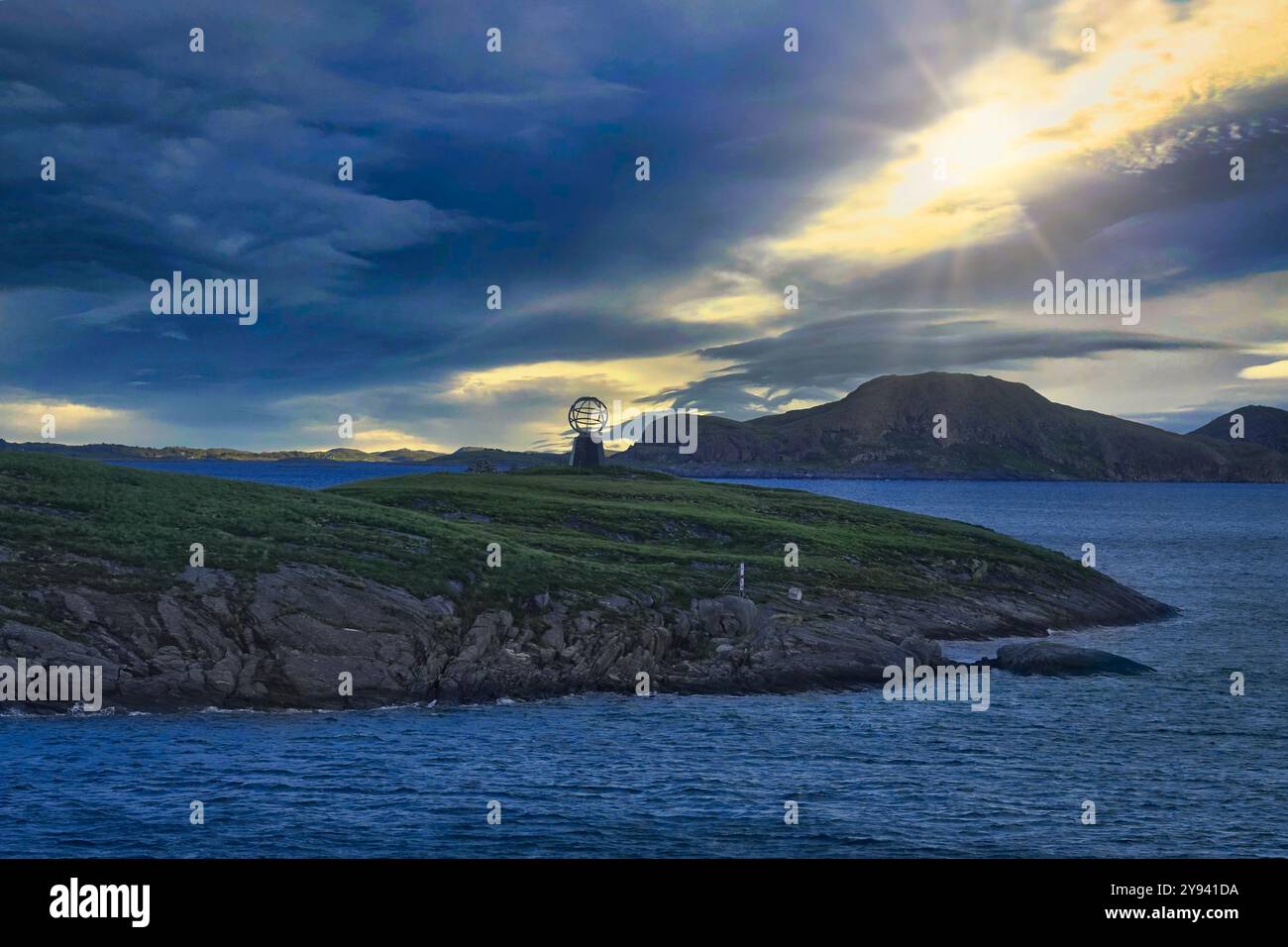 Norwegisches Meer, 12. September 2024 das Denkmal des Polarkreises, vom Kapitänsstuhl auf der Brücke des Kong Harald aus gesehen, Cruise shipains ch Stockfoto