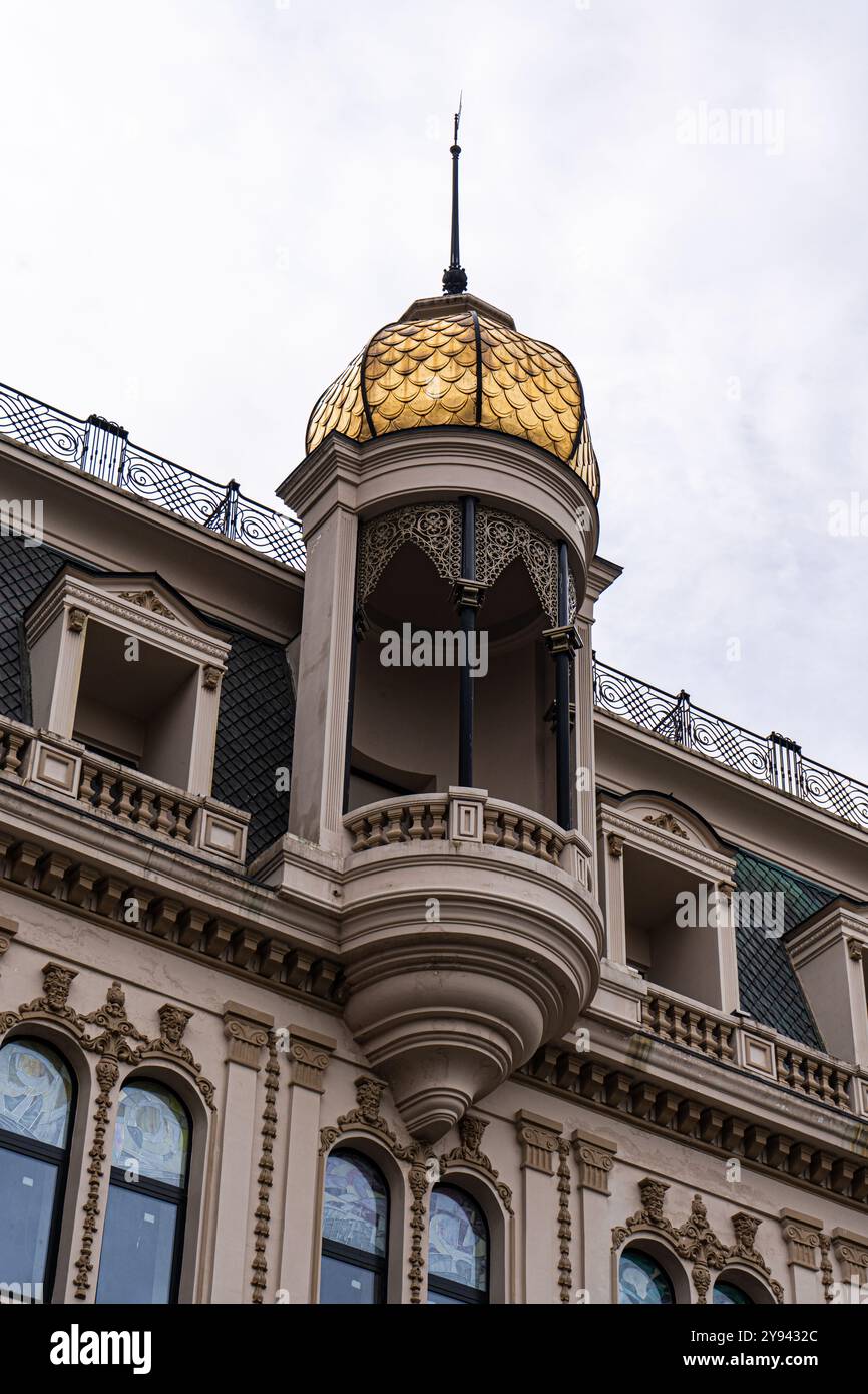 Eine komplizierte goldene Kuppel und ein wunderschön gestalteter Balkon zeigen die architektonische Eleganz in Batumi, Georgia. Dieses Bild fängt die Details ein Stockfoto