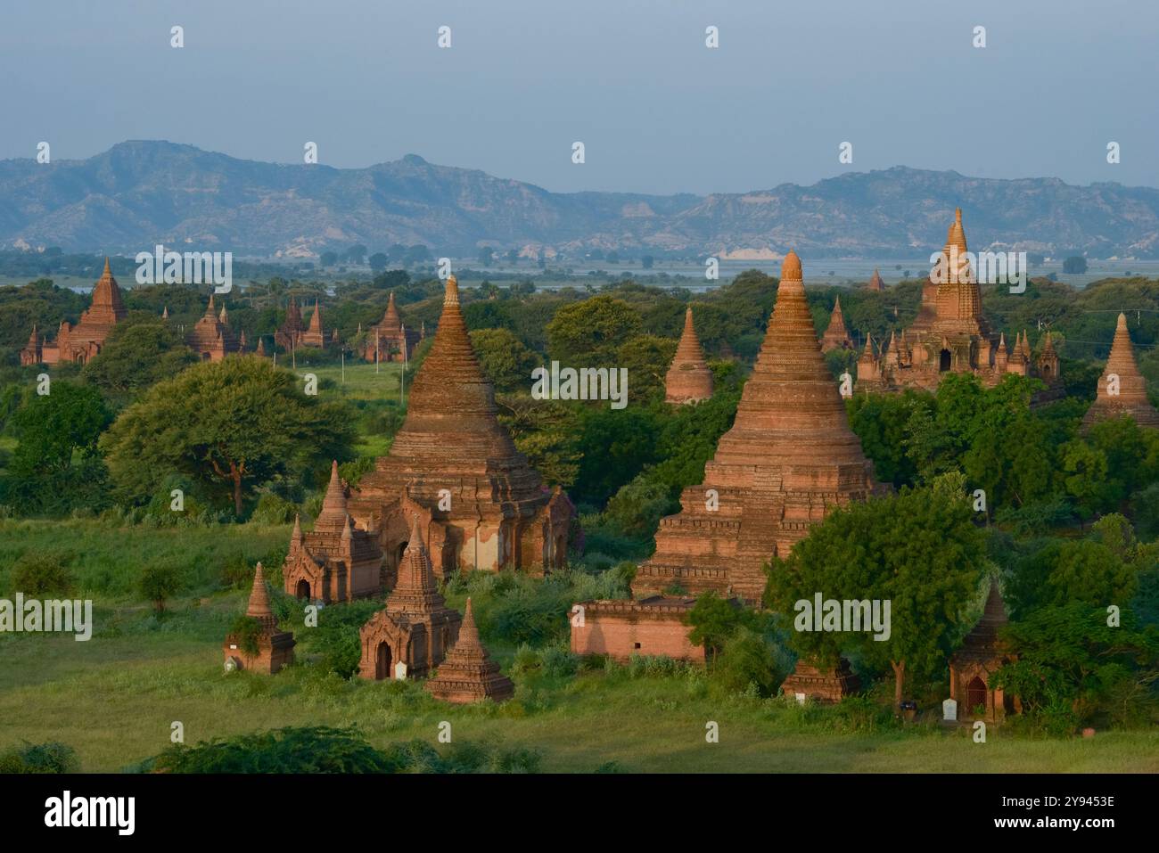 Ein ruhiger Sonnenuntergang taucht die antiken Tempel von Bagan, Myanmar, in sanftes Licht und zeigt die reiche Geschichte und das kulturelle Erbe der Region. Stockfoto