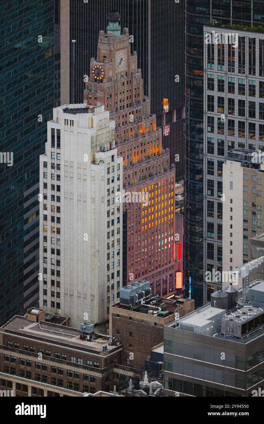 Blick aus der Vogelperspektive auf die berühmte Innenstadt von New York City mit historischen Gebäuden und modernen Wolkenkratzern. Hervorzuheben ist ein Uhrenturm Stockfoto