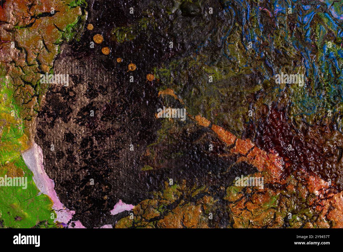 Eine detaillierte Ansicht eines abstrakten, gemischten Medienkunstwerks mit lebendigen Farben und satten Texturen. Das Bild zeigt eine Mischung aus Grün, Schwarz, Orange, A Stockfoto