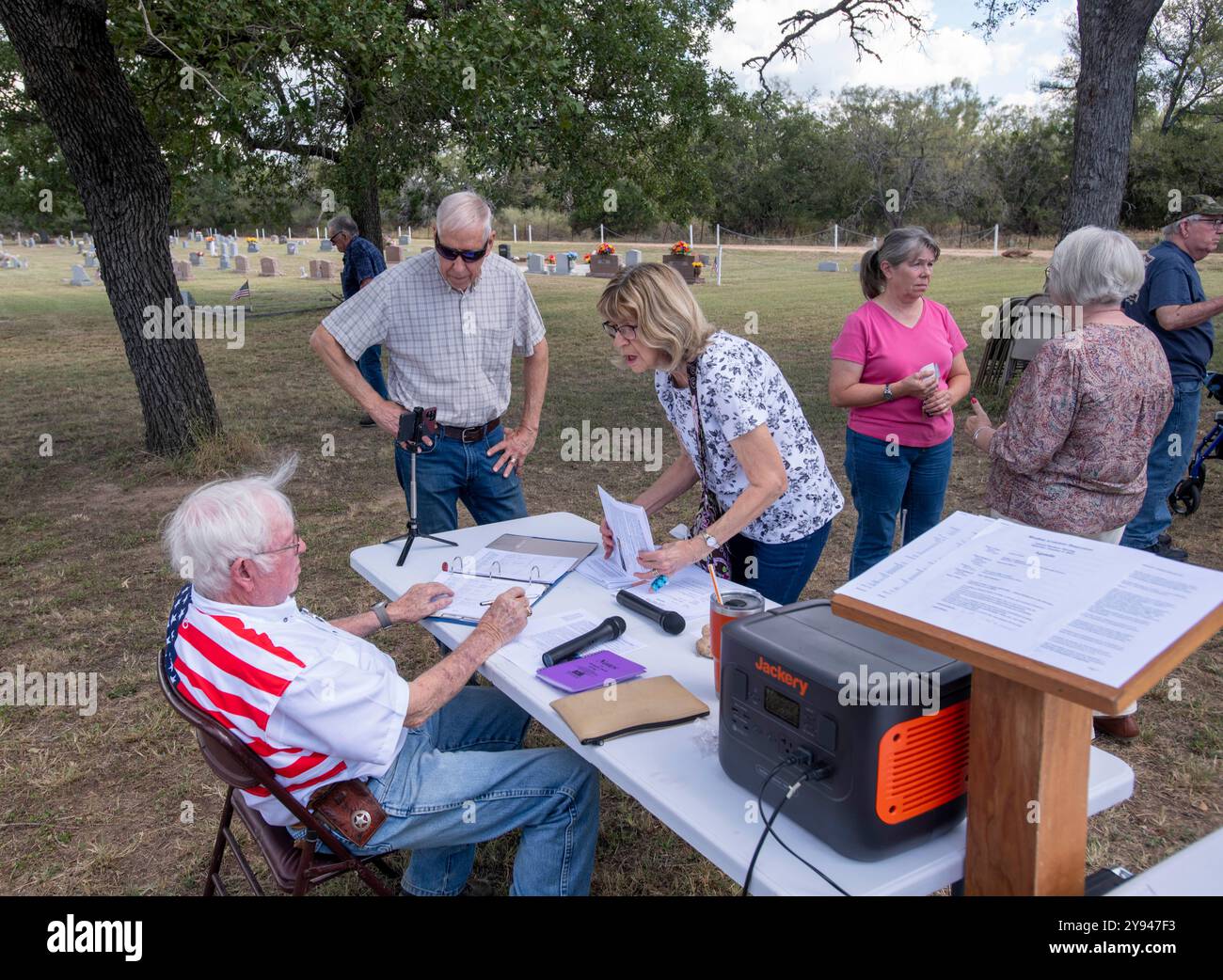 Jährliche Herbsttagung der Bluffton Cemetery Association (BCA), die ein 6 Hektar großes Friedhofgelände im ländlichen Llano County verwaltet, das 1931 angelegt wurde. Über 400 Gräber wurden in den 30er Jahren aus dem Becken des neu überfluteten Lake Buchanan verlegt und auf dem etwa 8 km entfernten Bluffton Cemetery beigesetzt. Heute wurden über 1.000 Gräber identifiziert. ©Bob Daemmrich Stockfoto