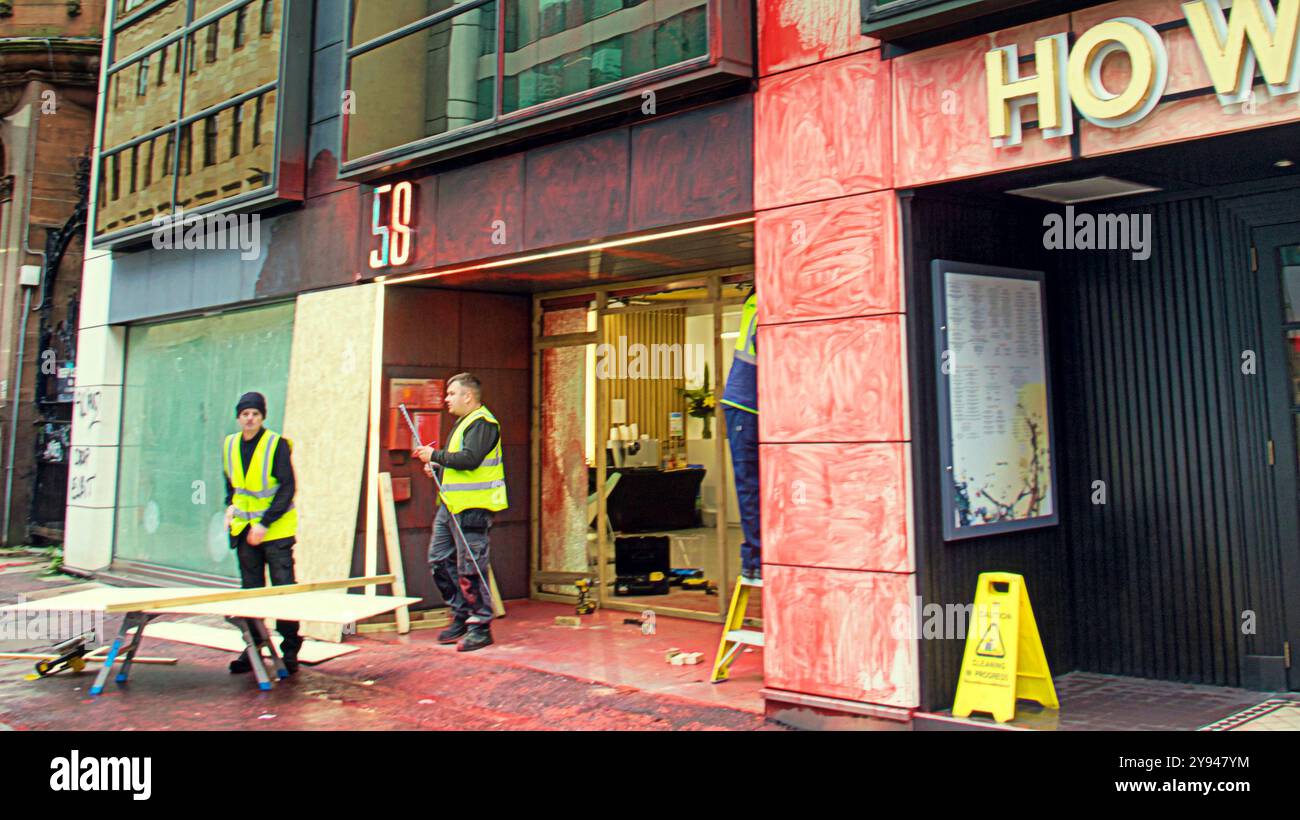 Glasgow, Schottland, Großbritannien. Oktober 2024. In einer Szene, die sich in vielen britischen Städten wiederholt, kämpfen Arbeiter, um palästinensische Proteste an der Allianz-Fassade in der waterloo Street zu reparieren. Sie wurden in blutfarbiger Farbe besprüht und in einer Horrorszene Fenster zertrümmert, wegen ihrer angeblichen Verbindung mit Israels Verteidigungsfirma Elbit Systems. Credit Gerard Ferry /Alamy Live News Stockfoto