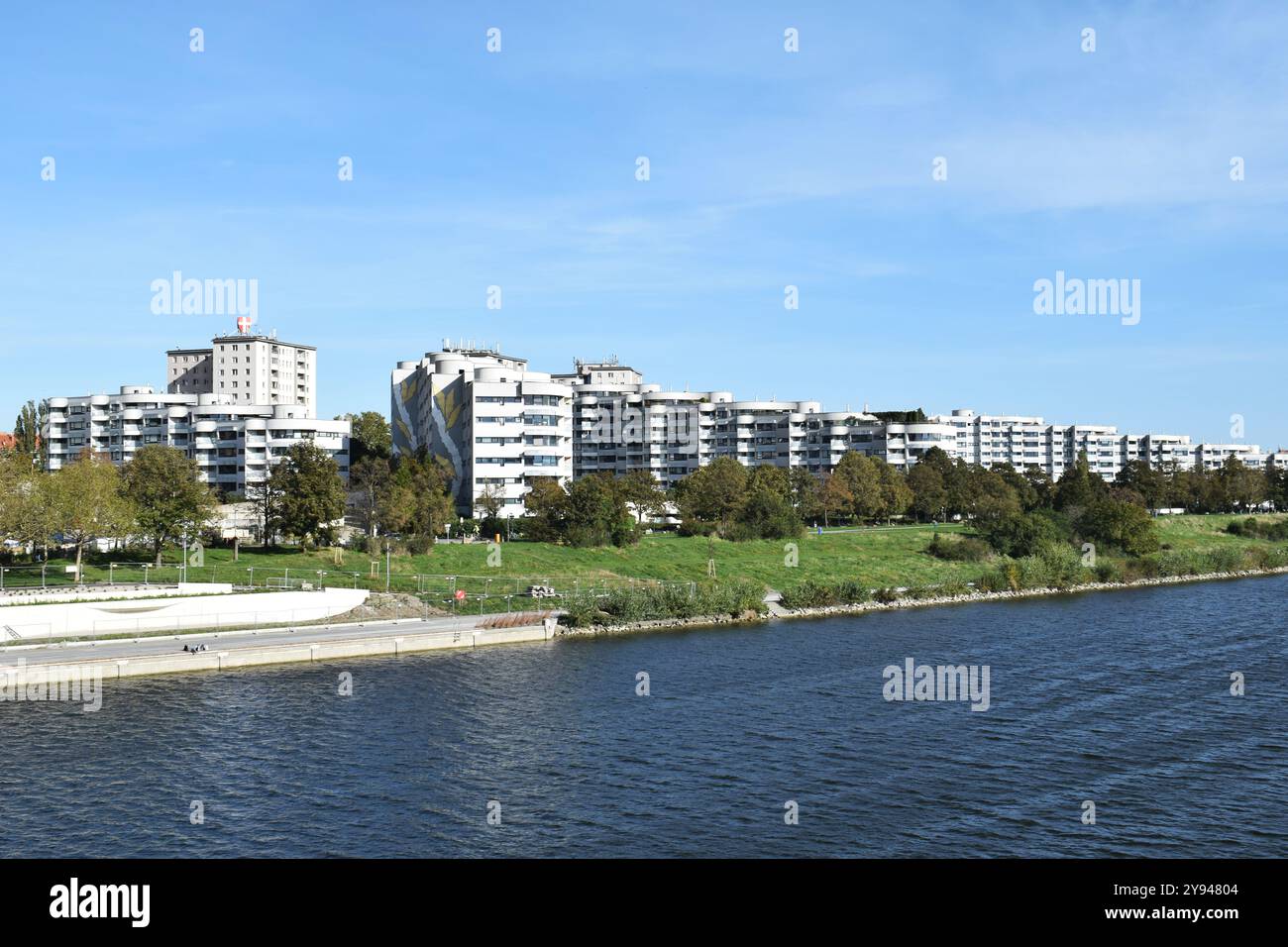 WIEN, ÖSTERREICH - 8. OKTOBER 2024: Moderne und traditionellere oder konventionelle Sozialwohnhäuser in den 22. Bezirk (Donaustadt). Stockfoto