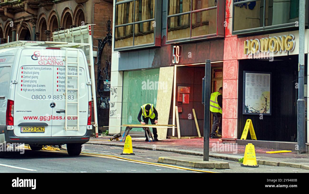 Glasgow, Schottland, Großbritannien. Oktober 2024. In einer Szene, die sich in vielen britischen Städten wiederholt, kämpfen Arbeiter, um palästinensische Proteste an der Allianz-Fassade in der waterloo Street zu reparieren. Sie wurden in blutfarbiger Farbe besprüht und in einer Horrorszene Fenster zertrümmert, wegen ihrer angeblichen Verbindung mit Israels Verteidigungsfirma Elbit Systems. Credit Gerard Ferry /Alamy Live News Stockfoto