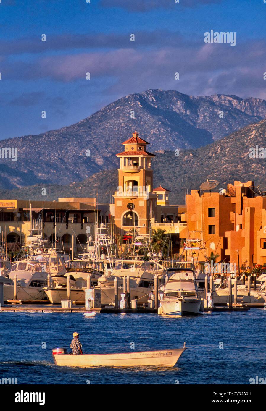 Hotels über dem Hafen, Fischer im Boot, in Cabo San Lucas, Baja California Sur, Mexiko Stockfoto