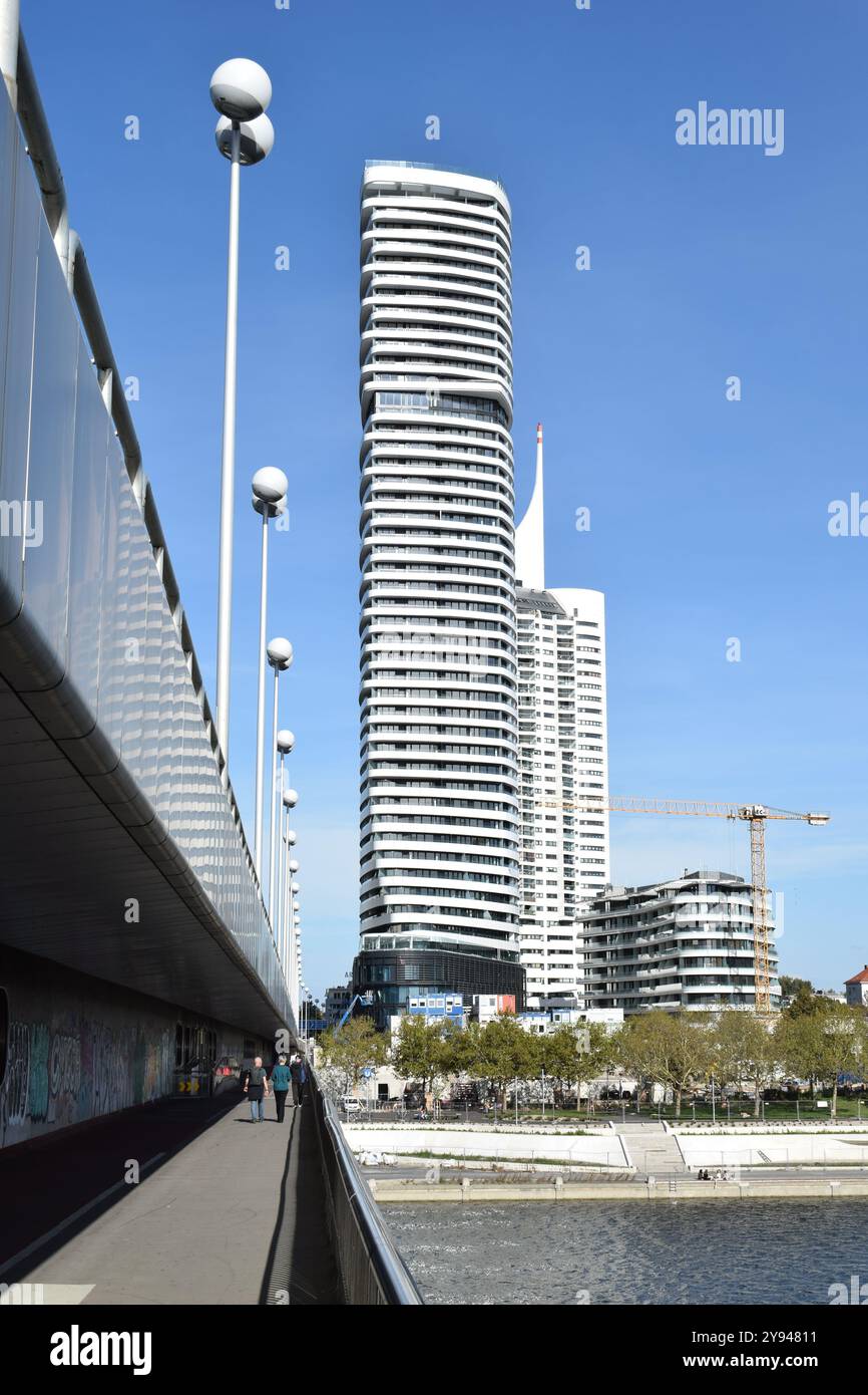 WIEN, ÖSTERREICH - 8. OKTOBER 2024: Neues modernes Wohnhochhaus an der Neuen Donau in der 22. Bezirk (Donaustadt). Stockfoto